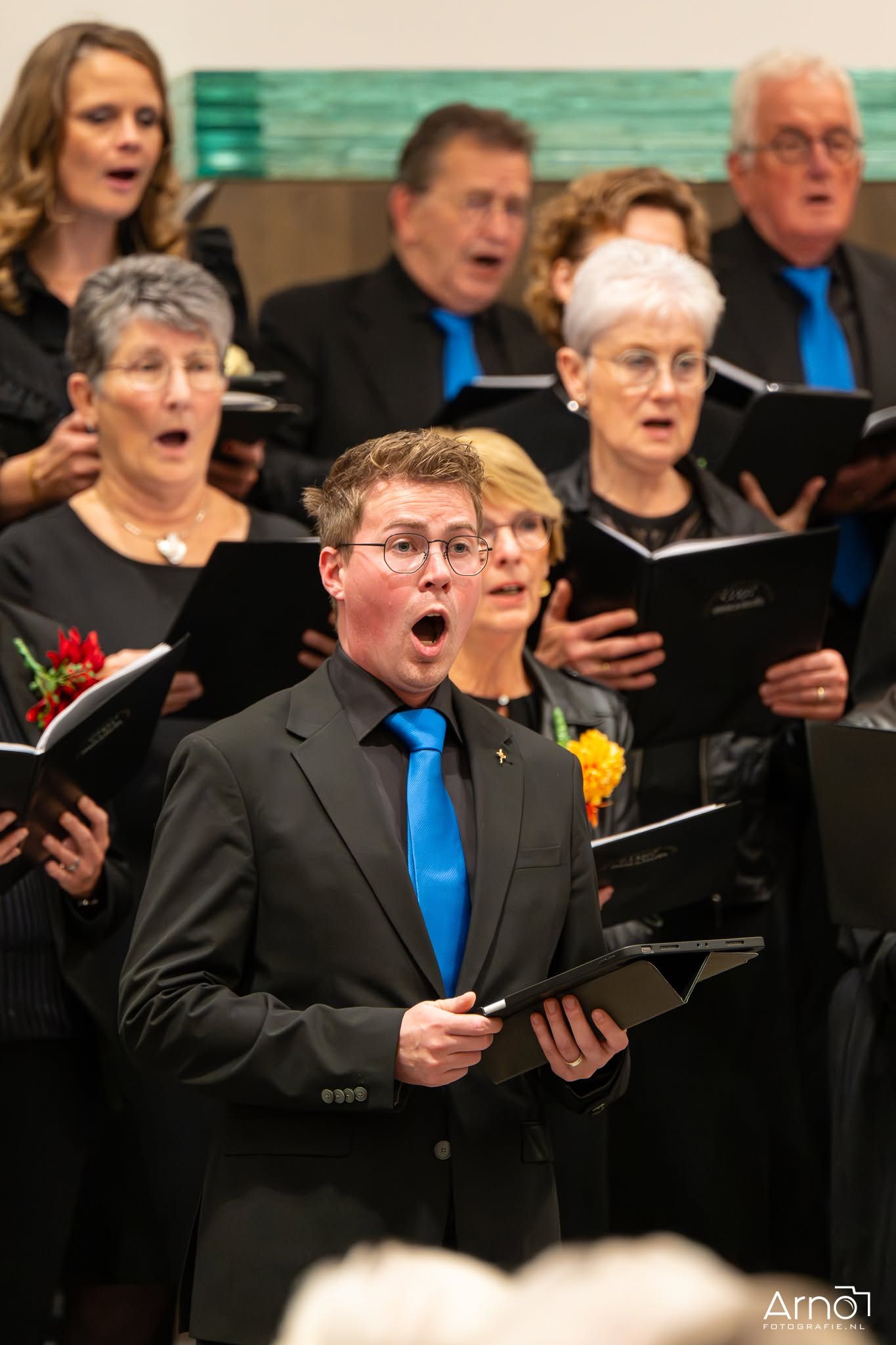 Solist van Interkerkelijk Koor Immanuël zingt voor het koor tijdens een concert